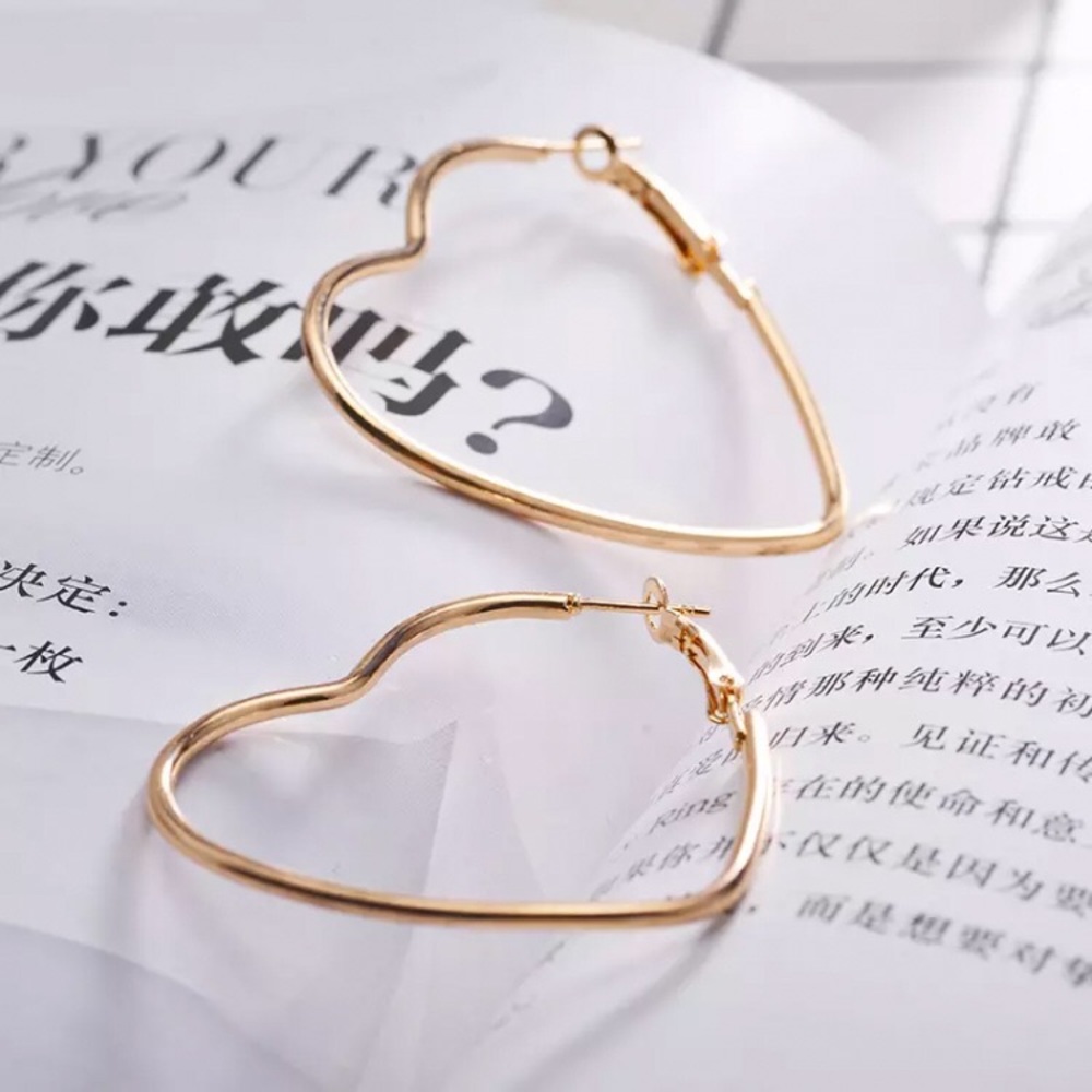 ⚜️[𝟯/$𝟭𝟴]⚜️Big Gold Heart Hoop Earrings NEW - Picture 2 of 9